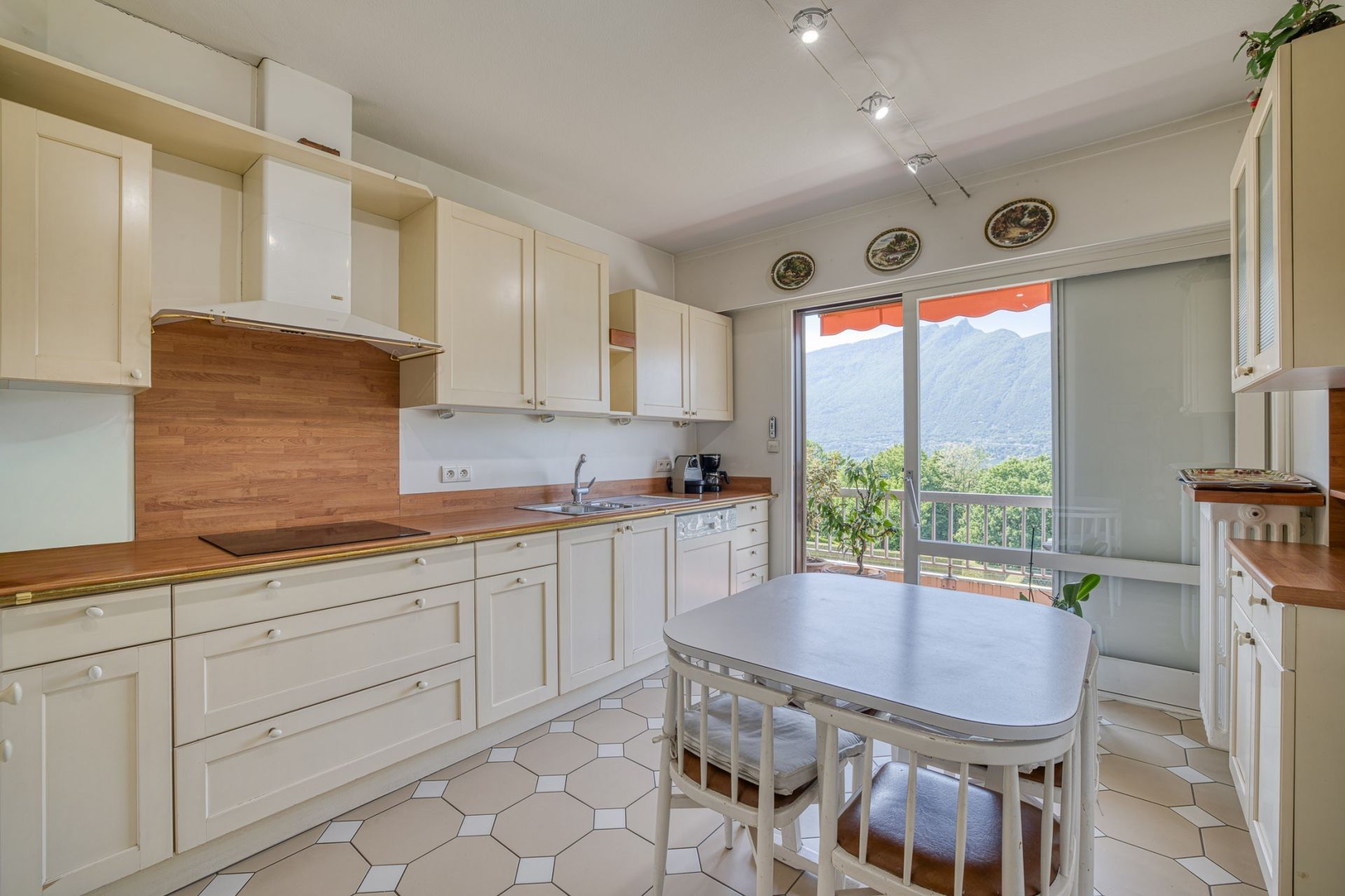 apartment 5 Rooms for sale on TRESSERVE (73100)