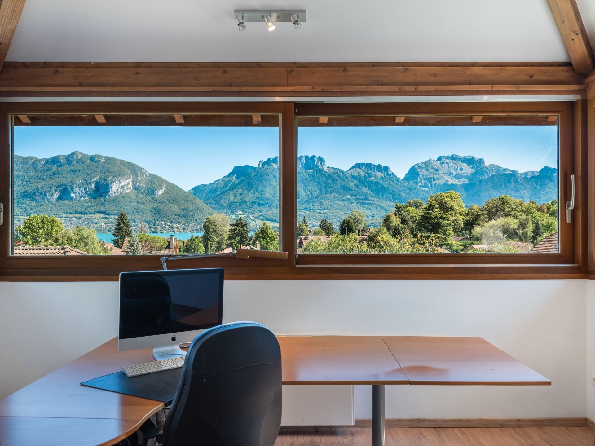house 10 Rooms for sale on SEVRIER (74320)