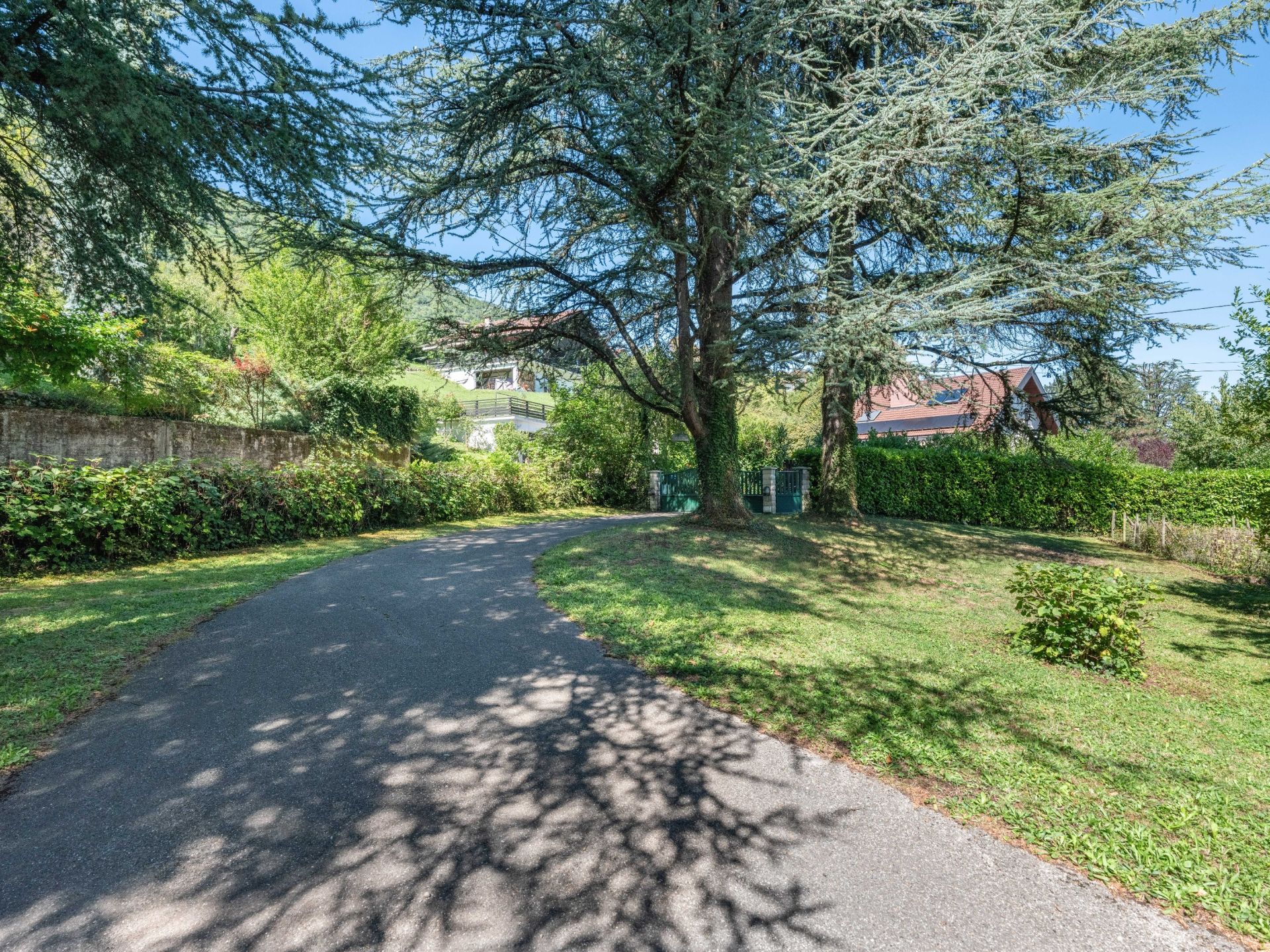 house 10 Rooms for sale on SEVRIER (74320)