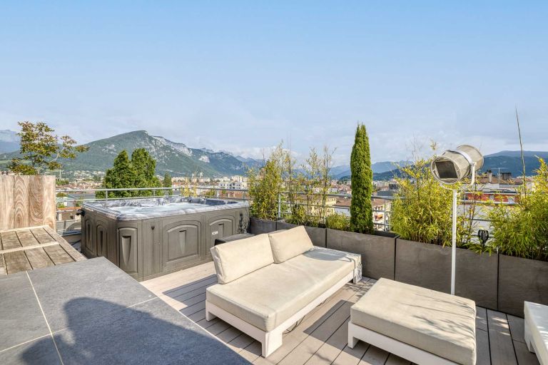 apartment 6 Rooms for sale on ANNECY (74000)