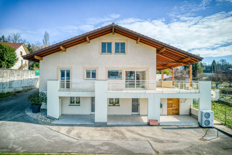 house 7 Rooms for sale on VANZY (74270)