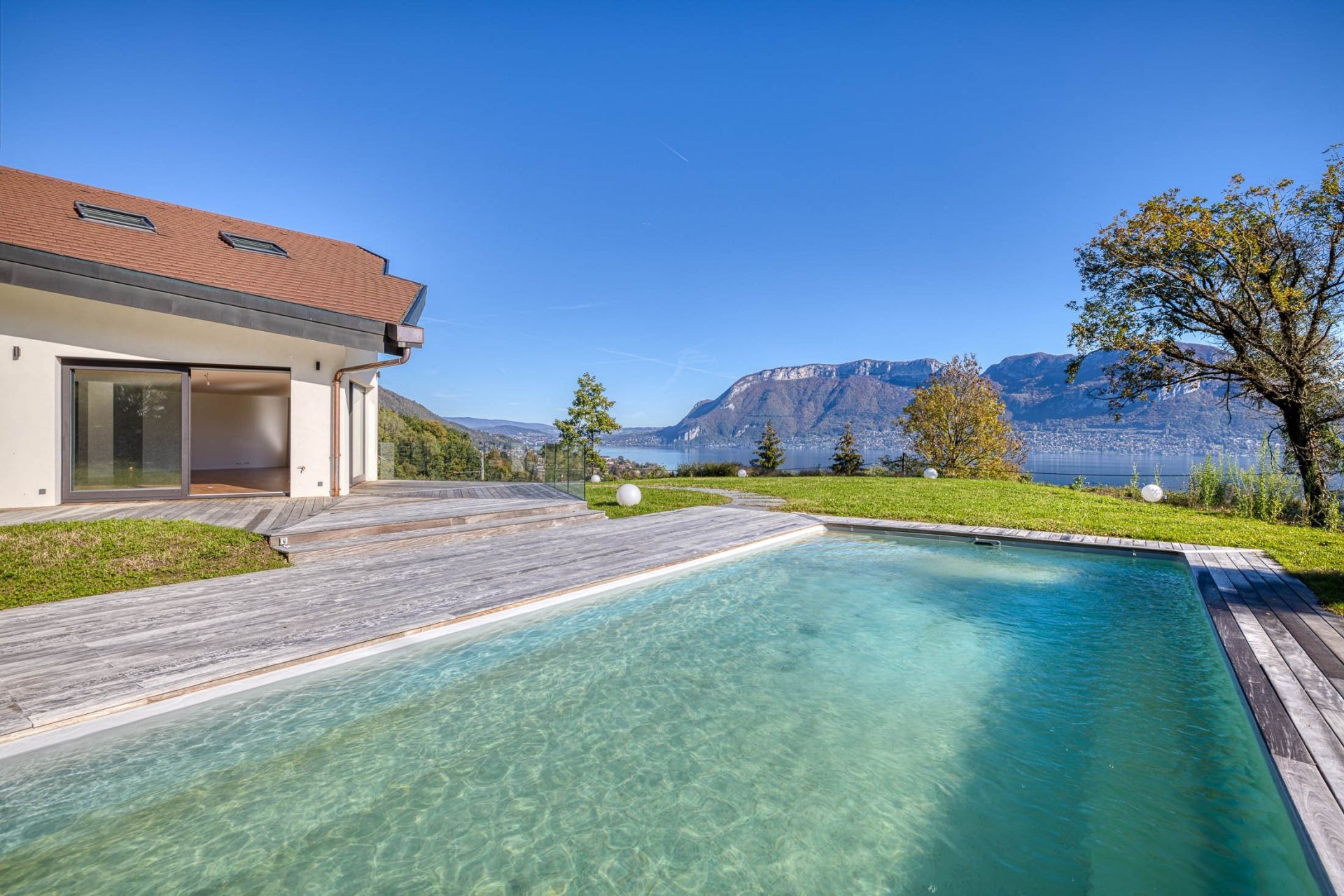 house 8 Rooms for sale on SEVRIER (74320)