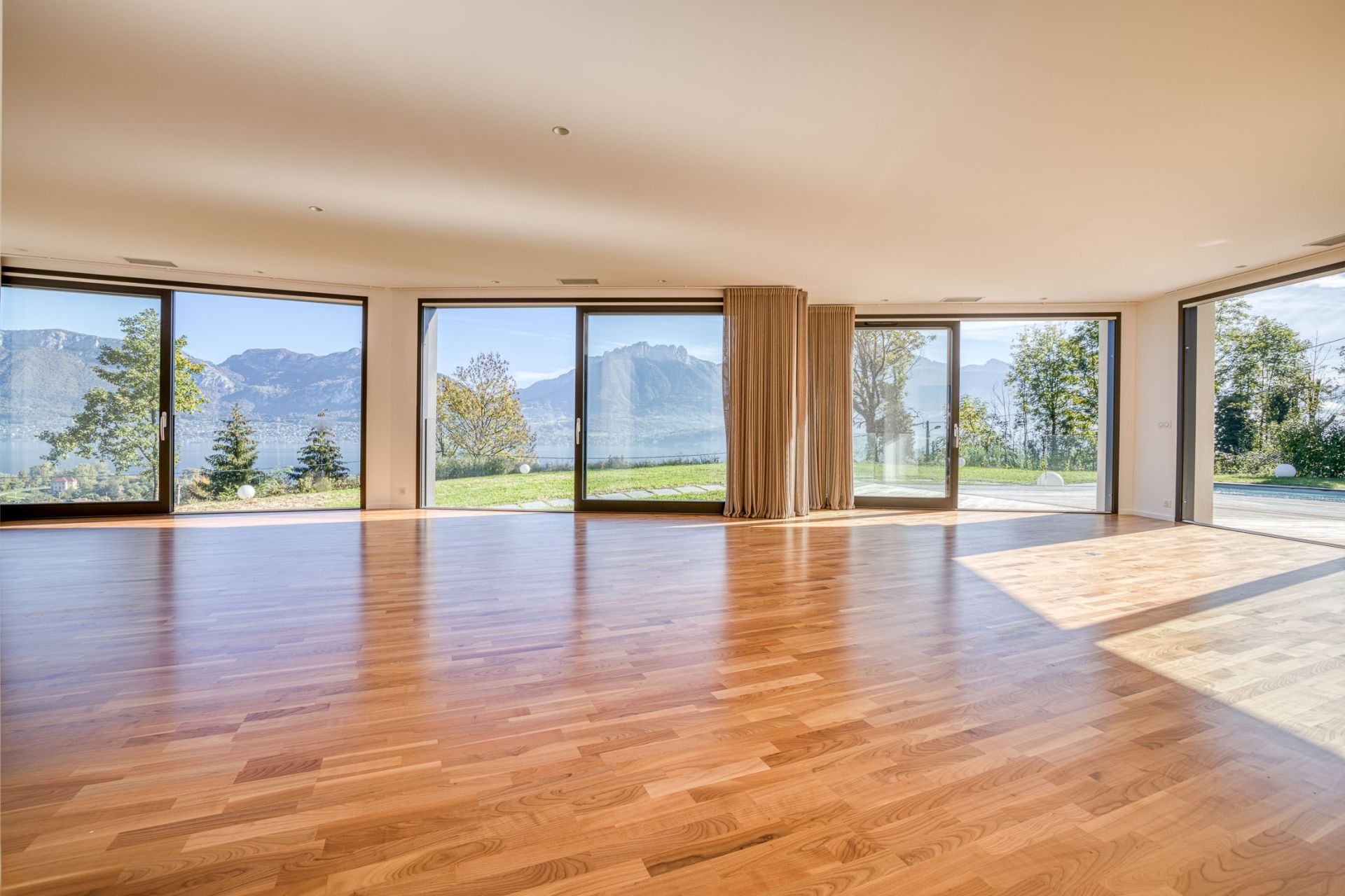 house 8 Rooms for sale on SEVRIER (74320)