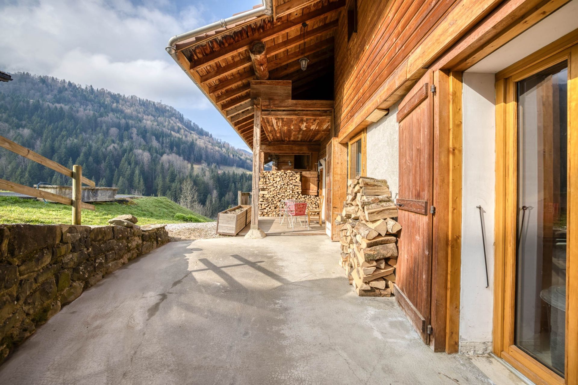 apartment 4 Rooms for sale on MANIGOD (74230)