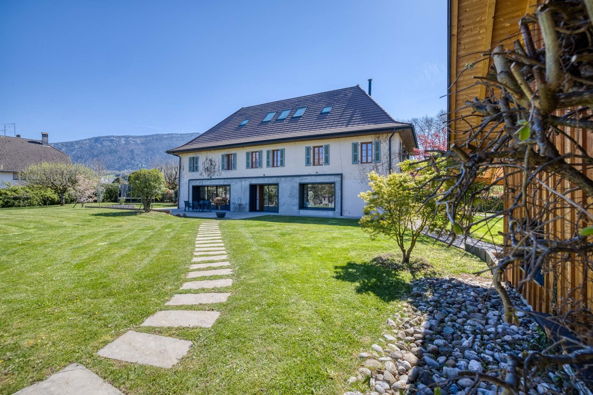 house 8 Rooms for sale on ST JORIOZ (74410)