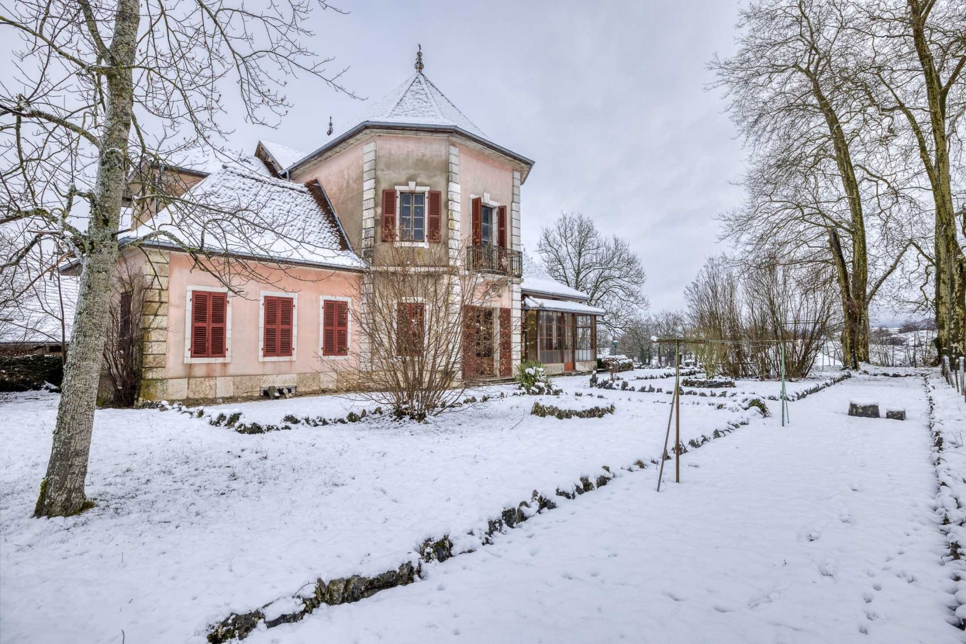 house 10 Rooms for sale on CHAVANOD (74650)