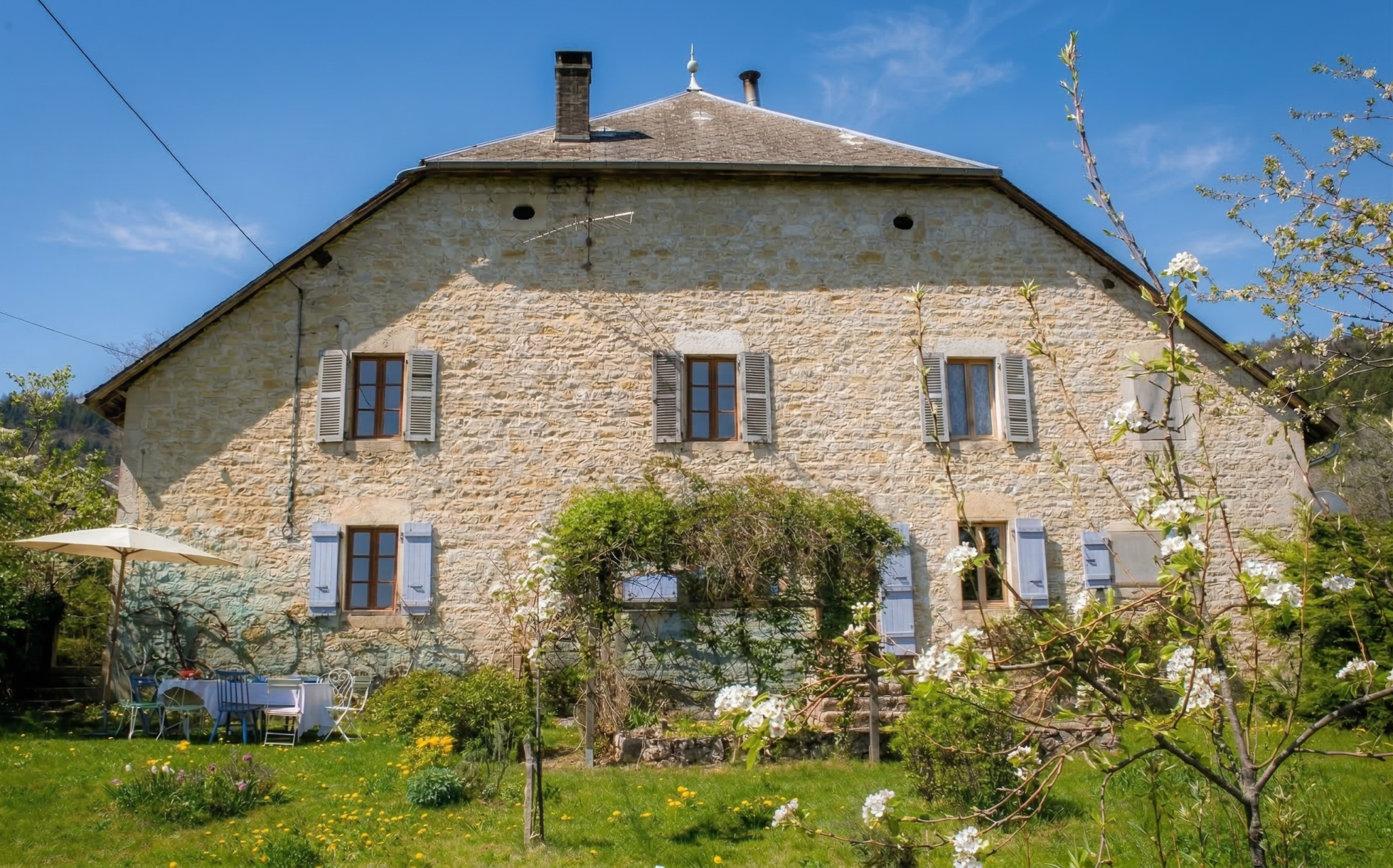 maison 5 Pièces en vente sur VALROMEY SUR SERAN (01260)