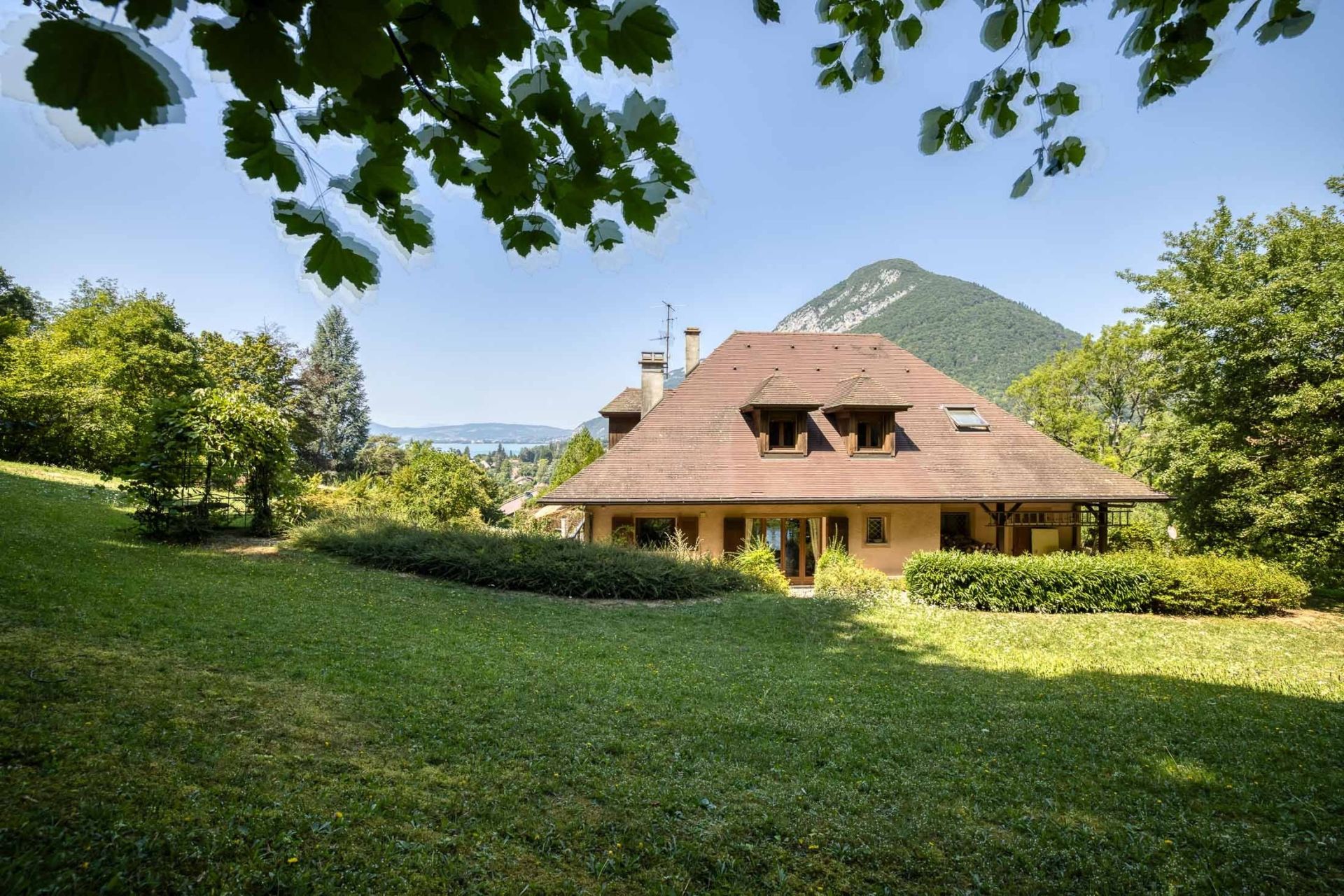 house 10 Rooms for sale on MENTHON ST BERNARD (74290)