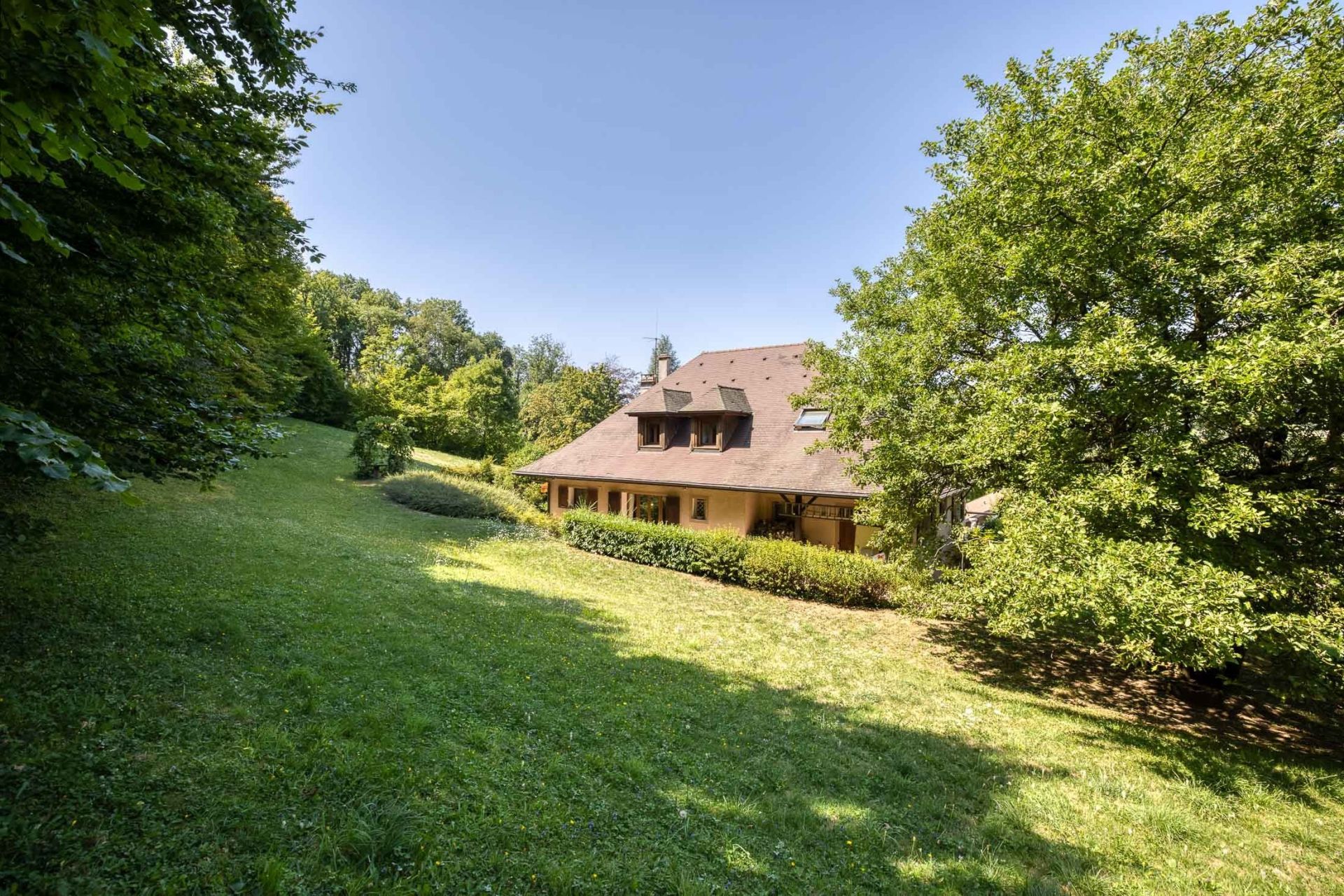 house 10 Rooms for sale on MENTHON ST BERNARD (74290)