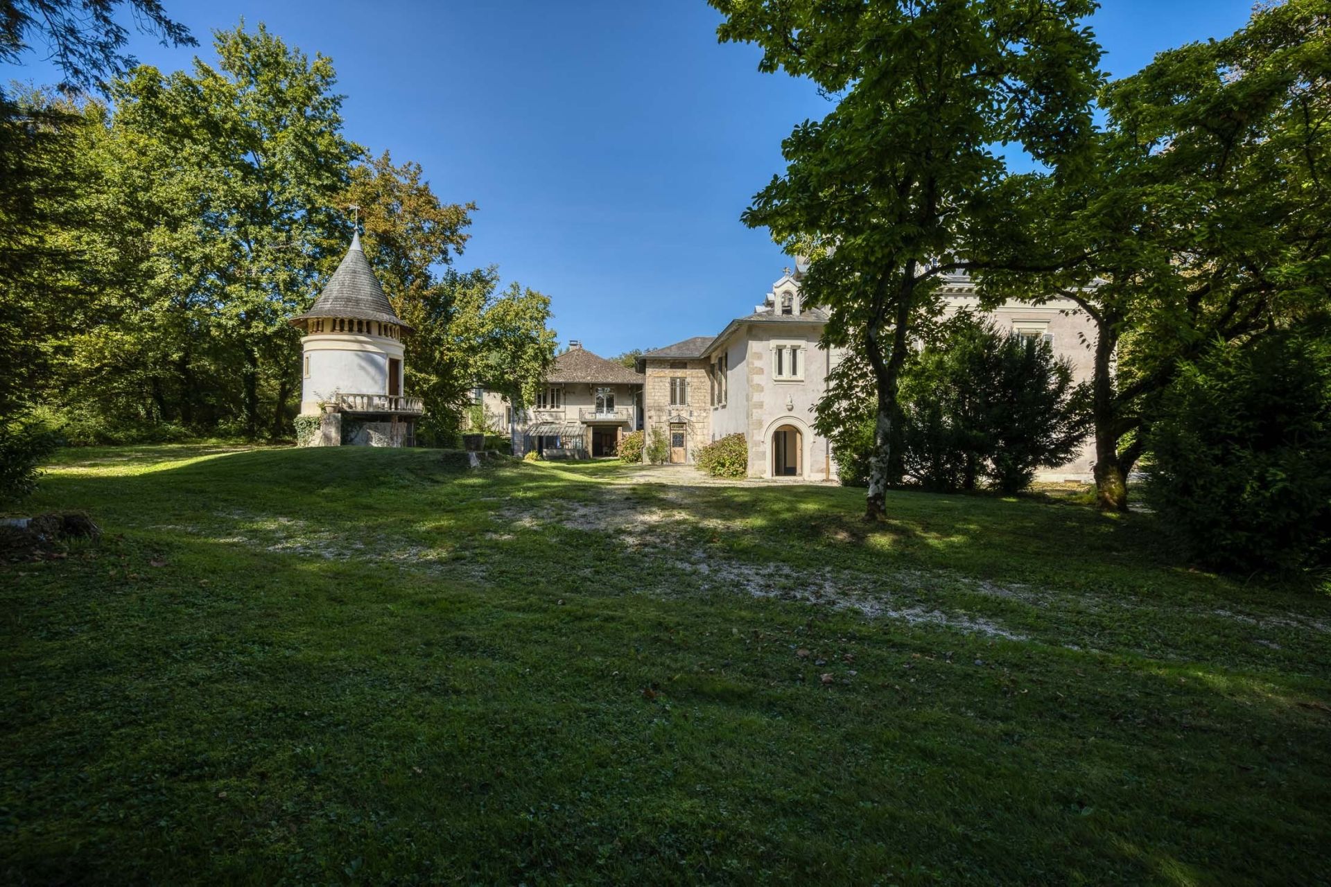 house 15 Rooms for sale on CHANAZ (73310)