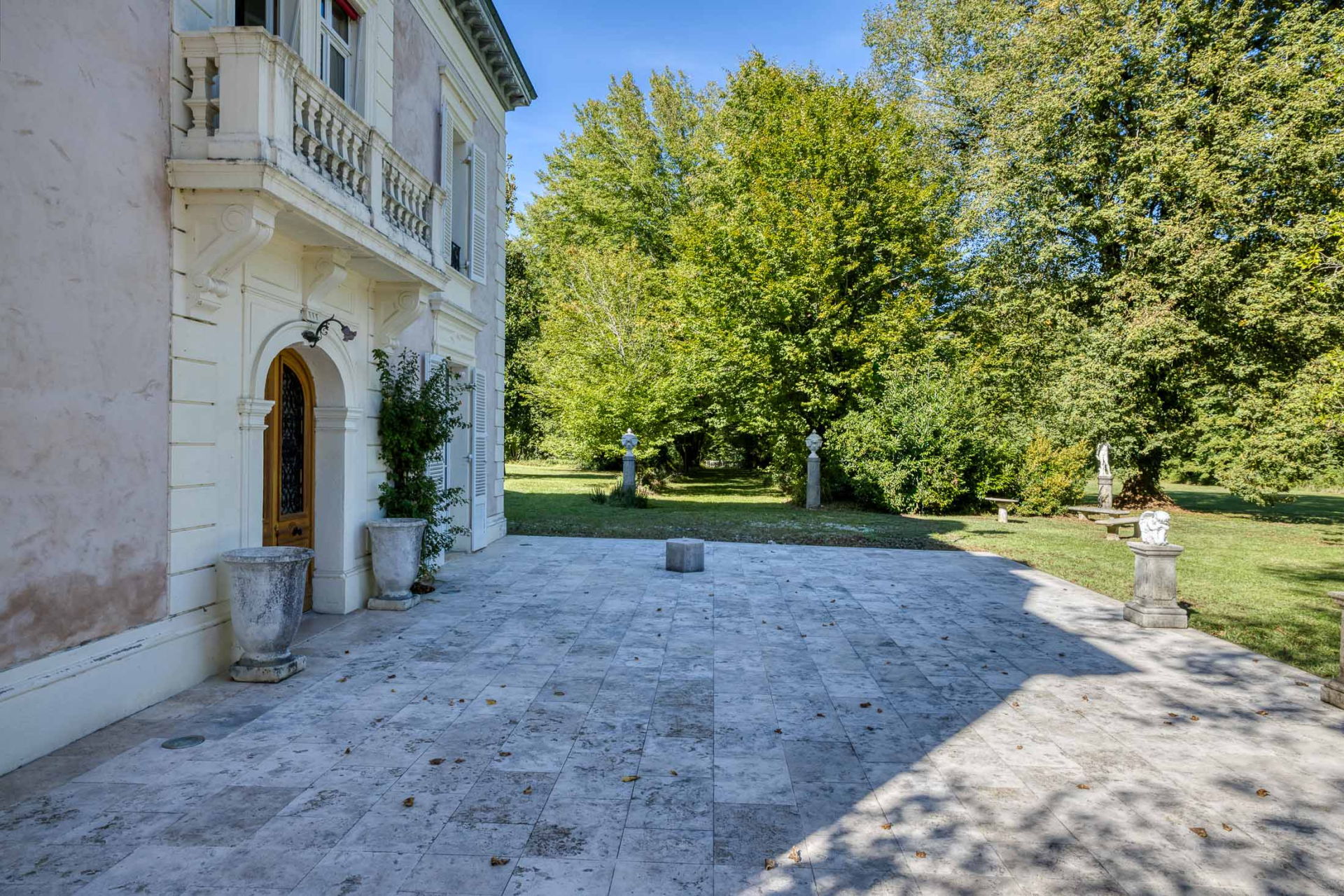 house 15 Rooms for sale on CHANAZ (73310)