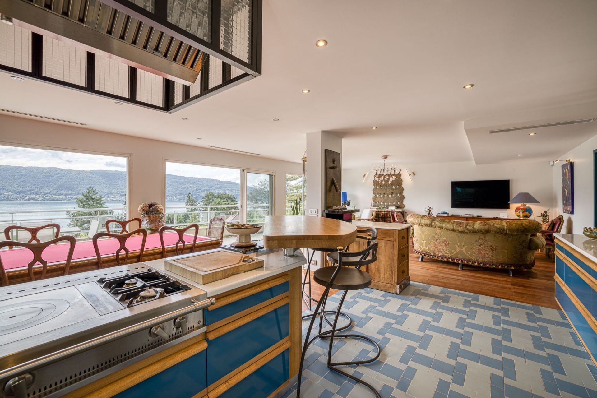 apartment 8 Rooms for sale on VEYRIER DU LAC (74290)