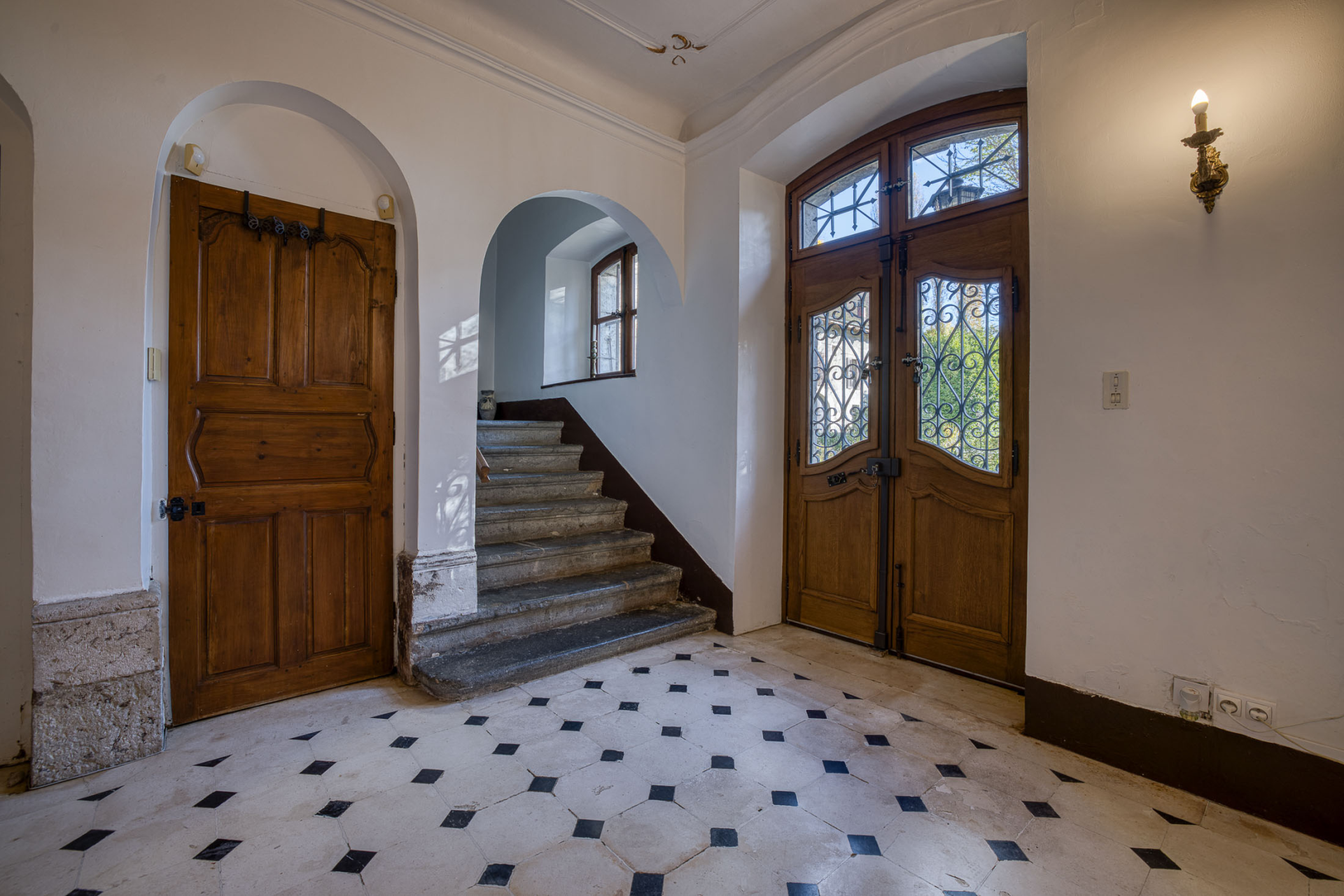 castle 18 Rooms for sale on SERRIERES EN CHAUTAGNE (73310)