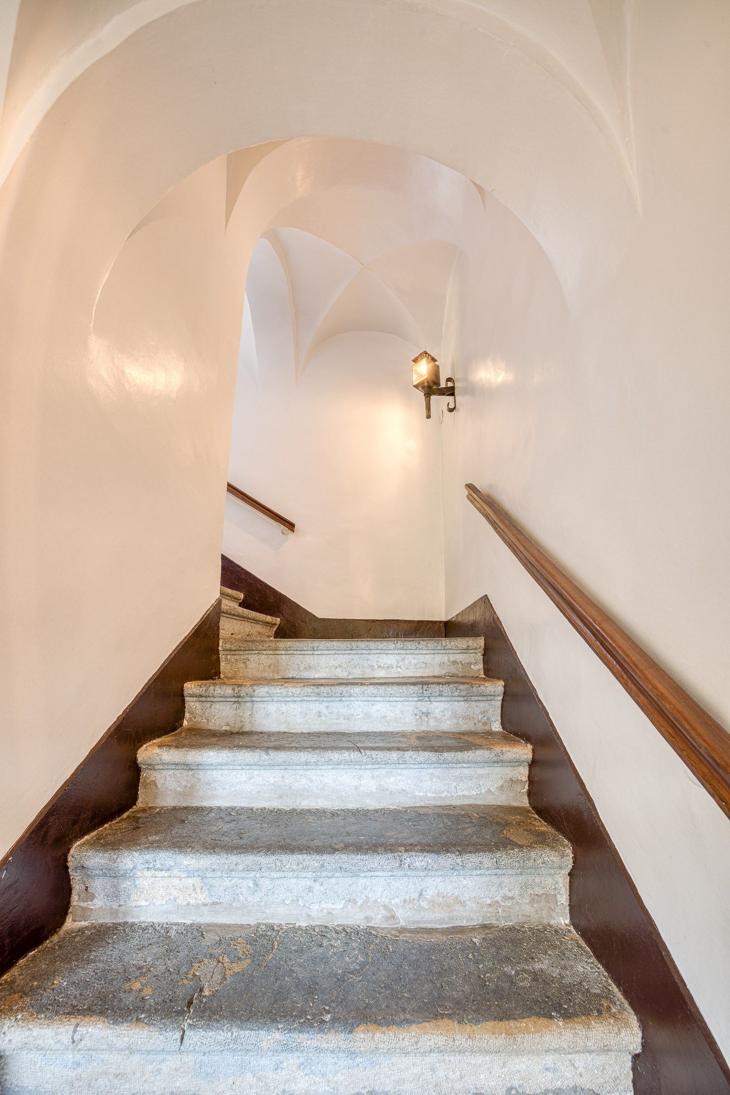 castle 18 Rooms for sale on SERRIERES EN CHAUTAGNE (73310)