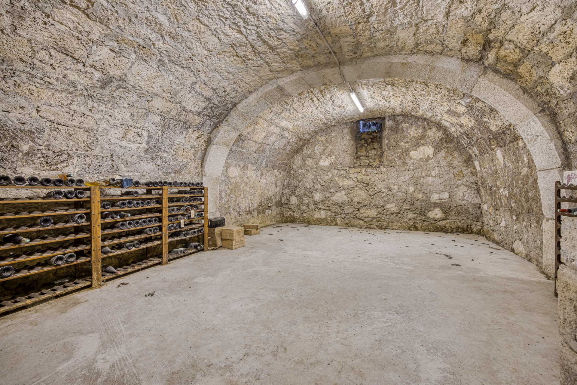 castle 18 Rooms for sale on SERRIERES EN CHAUTAGNE (73310)