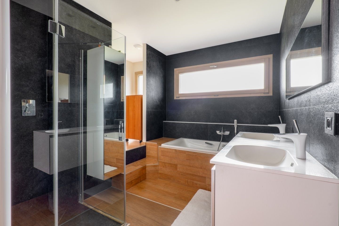 house 6 Rooms for sale on FERRIERES (74370)