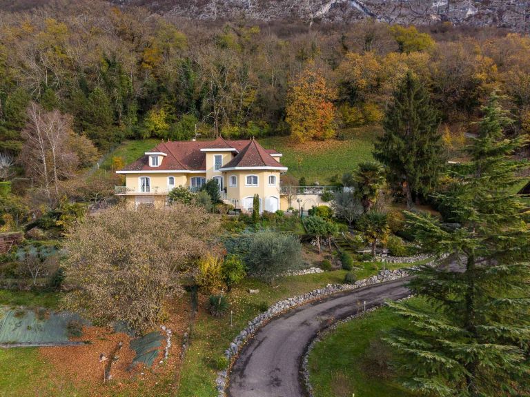 house 13 Rooms for sale on CHINDRIEUX (73310)