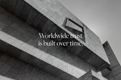 Façade contemporaine en noir et blanc avec la signature Sotheby’s International Realty